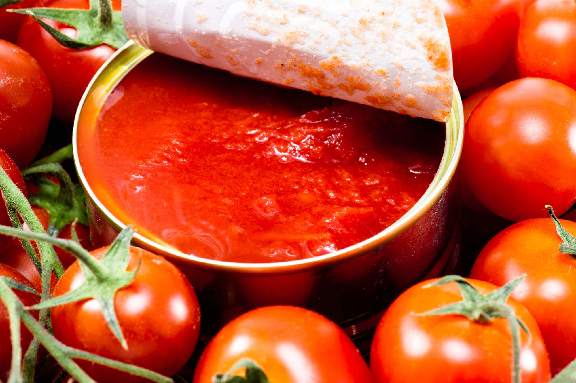 How many kilograms of canned tomatoes does an average Italian consume?