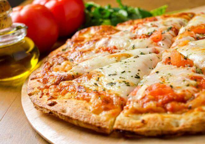 Waaraan dankt de klassieke pizza margherita haar naam?