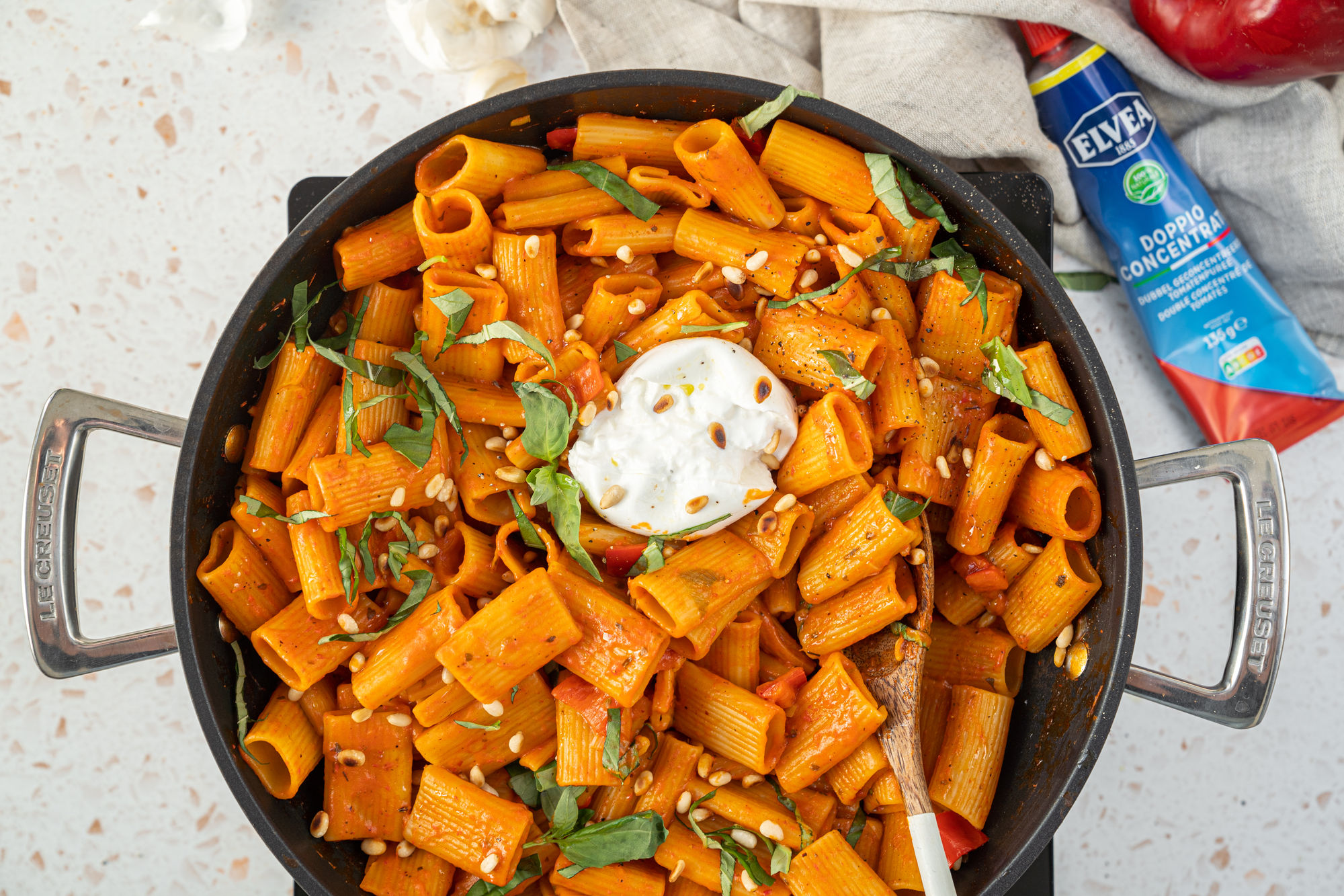 Eénpot vegetarische pasta met Elvea tomatenpuree en burrata Recepten